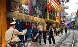 Cảnh sát mời cả trăm người ra khỏi khu vực 'phố cà phê đường tàu'