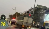 Hà Nội: Xe máy đâm trực diện xe tải, 3 người tử vong