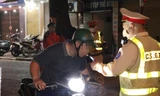 Hà Nội: Dân nhậu 'sa lưới' kiểm tra nồng độ cồn trên phố Lý Nam Đế