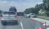 Tai nạn liên hoàn trên cao tốc Hà Nội - Hải Phòng, xe đầu kéo lật ngang đường