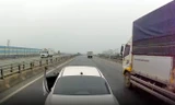 Tài xế ô tô con chèn ép, tạt đầu xe khách trên cao tốc Nội Bài - Lào Cai