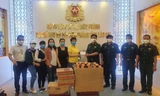 Nhóm các nhà hảo tâm trao quà cho lực lượng Biên phòng Lào Cai.