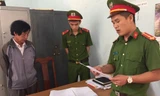 Công an đọc lệnh bắt tại trụ sở UBND xã Hòa An
