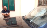 Kính trước xe ô tô bán tải của ông Thanh bị đập vỡ.