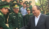 Thủ tướng thăm hỏi cán bộ, chiến sĩ biên phòng Đắk Nông. 