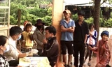 Các bác sĩ đang khám và cấp thuốc cho người dân làng Bok Rei