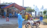Lực lượng chức năng phun hoá chất khử khuẩn ở xã Chrôh Pơnan, huyện Phú Thiện, Gia Lai.