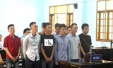 Đối tượng Hùng “si đa” (ở giữa hàng đầu) cùng nhóm đối tượng trong vụ án