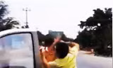 Người đàn ông hành hung chiến sĩ CSGT. Ảnh cắt từ clip