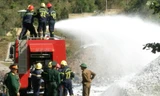 Lực lượng phòng chống chữa cháy tiếp cận hiện trường làm nhiệm vụ