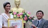 Đắk Lắk khen thưởng Hoa hậu Hoàn vũ H’Hen Niê 30 triệu đồng