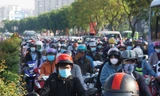 Sáng 4/5, ngày làm việc đầu tiên sau kỳ nghỉ lễ, rất đông người dân từ các địa phương trở lại TPHCM.