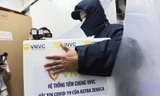 Lô vắc xin COVID-19 đầu tiên được chuyển đến Bệnh viện Nhiệt đới TPHCM