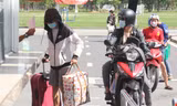 Sinh viên dọn đồ rời ký túc xá.