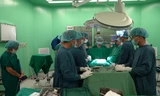 Các bác sĩ thực hiện ca phẫu thuật ghép tạng được anh P. hiến.