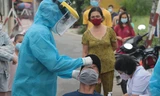 Lấy mẫu xét nghiệm tầm soát các trườn hợp liên quan ca mắc COVID-19 mới ở TP Thủ Đức.