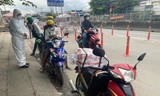 Ngày 12/10, nhiều người dân các tỉnh miền Tây đã chạy xe máy trở lại TPHCM.