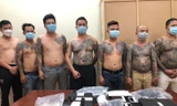 Một số thành viên trong băng nhóm cùng nhiều hung khí.