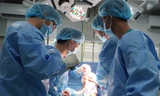 Các bác sĩ phẫu thuật ghép xương cho bệnh nhân.