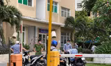Lực lượng chức năng làm việc bên trong chung cư.
