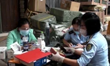 Lực lượng chức năng kiểm tra lô hàng.