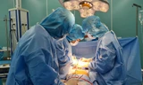 Các bác sĩ tiến hành phẫu thuật lấy dị vật.