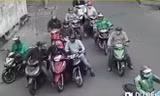 Nhóm người chặn xe, dàn cảnh móc túi phụ nữ giữa ban ngày ở TPHCM