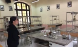 Cô Mai Anh trước bàn thực hành Hóa học, nơi xảy ra vụ cháy nổ khiến học sinh bị bỏng.