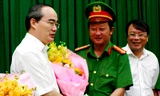 Bí thư Nguyễn Thiện Nhân khen thưởng Công an TPHCM.