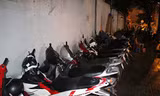 Hai bãi giữ xe không phép trên vỉa hè đường Cô Bắc. Ảnh: Duy Trần.