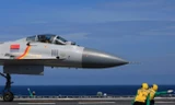 Một máy bay J-15 trên boong tàu sân bay Liêu Ninh. Tàu này được mở cửa cho người dân vào tham quan lần đầu tiên vào cuối tuần qua tại Hong Kong. Ảnh: Xinhua.
