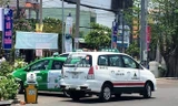 Xe taxi Mai Linh bị chặn đầu khoá đuôi.
