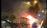Chiếc xe tải bốc cháy ngùn ngụt trong đêm.