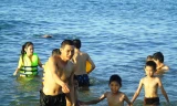 Nắng nóng gay gắt, người dân đổ xô ra bãi biển, công viên