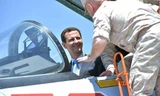 Tổng thống Assad ngồi vào buồng lái của máy bay chiến đấu Su-35 của Nga.