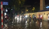 Cơn mưa xối xả vào chiều tối 25/6, khiến tuyến đường Cầu Giấy bị ngập nặng. Ảnh: Nguyễn Hoàn.