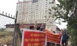 Khách hàng treo băng rôn phản ánh chủ đầu tư Tân Bình Apartment.