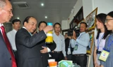 Thủ tướng Nguyễn Xuân Phúc tham quan sản phẩm của Hậu Giang. Ảnh: Hòa Hội.