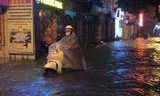 Hà Nội bất ngờ mưa to, nhiều nơi chìm trong biển nước
