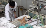Cấp cứu cho một bệnh nhân tại Bệnh viện Bạch Mai. Ảnh: TTXVN/Vietnam+.