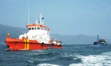 Tàu cứu nạn Hàng hải thực hiện nhiệm vụ trên biển.