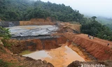 Vỡ hồ chưa bùn kim loại. Ảnh: Báo Nghệ An.