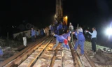 Trắng đêm cứu hộ 3 toa tàu lật để thông tuyến đường sắt