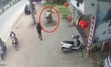 BẢN TIN ATGT: Mẹ bất cẩn để con vặn ga xe máy lao vào gốc cây