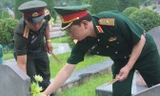 Thiếu tướng Lê Hiền Vân, Phó Chủ nhiệm Tổng cục Chính trị QĐND Việt Nam cùng các đại biểu Thanh niên Quân đội hai nước Việt Nam – Lào thực hiện các hoạt động tưởng niệm các anh hùng liệt sĩ, sáng 18/7.