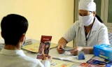 Lần đầu tiên, người dân sài Gòn được sử dụng thuốc chống HIV/AIDS miễn phí (hình minh họa).
