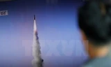 Một vụ thử tên lửa của Triều Tiên được phát trên truyền hình ở Seoul ngày 22/5. (Nguồn: EPA/TTXVN)