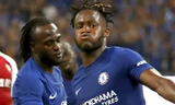 Batshuayi (phải) tỏa sáng với một cú đúp vào lưới Arsenal.
