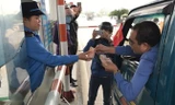 Người dân trả tiền lẻ khi qua trạm thu phí Cầu Bến Thuỷ.