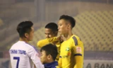 Các cầu thủ SLNA buồn bã rời sân nhà khi để thua ngược Quảng Nam 2-4.